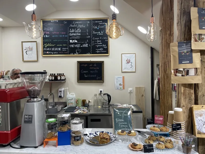 Le comptoir du café, sa machine à expresso rouge et les gourmandises du jour