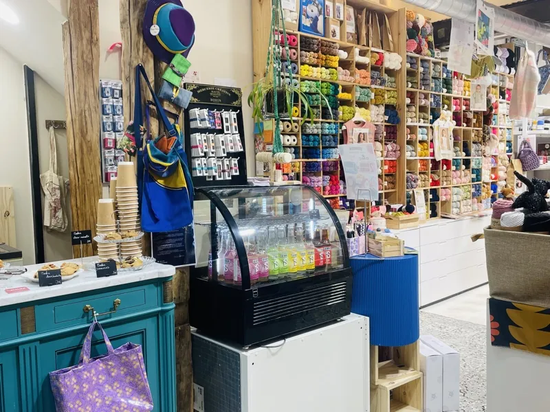 L’intérieur de Moha : le comptoir du café et les rayons de la mercerie